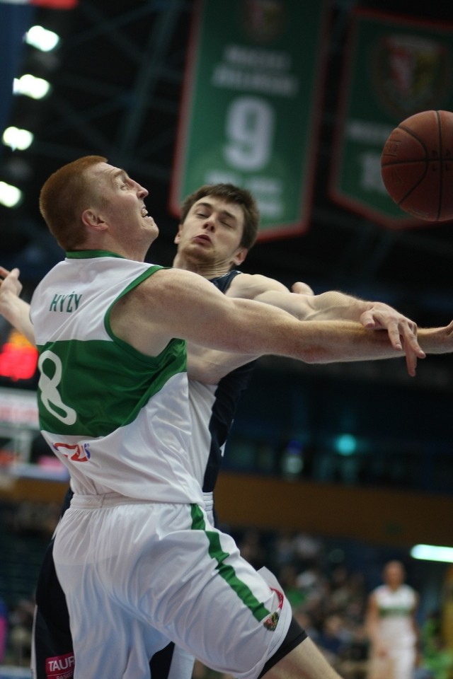 Radosław Hyży w końcu podniósł się z ławki i pomógł Śląskowi wygrać z Asseco Gdynia. WKS w ćwierćfinale zagra z Energą Czarnymi 