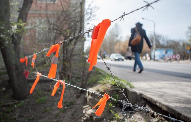 Druty kolczaste rozciągnięte tuż przy chodniku przy ul. Szczecińskiej. Straż miejska nakazała ich usunięcie.