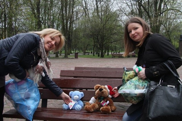 W Parku Miejskim misie układały wspaniałe wolontariuszki Edyta Parandyk i Dorota Ziółkowska.