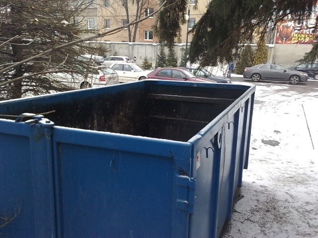 Kontener na choinki na parkingu targowiska Cytrusek.