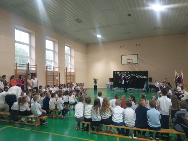 Akademia z okazji zakończenia roku szkolnego w Publicznej Szkole Podstawowej numer 2 w Przysusze.