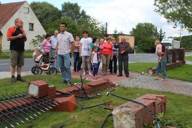 Podczas ostatniego wypadku samochód staranował ogrodzenie. Kierowca trafił do szpitala. Ludzie uważają, że we wsi powinny być ustawione znaki zakazujące wyprzedzania.