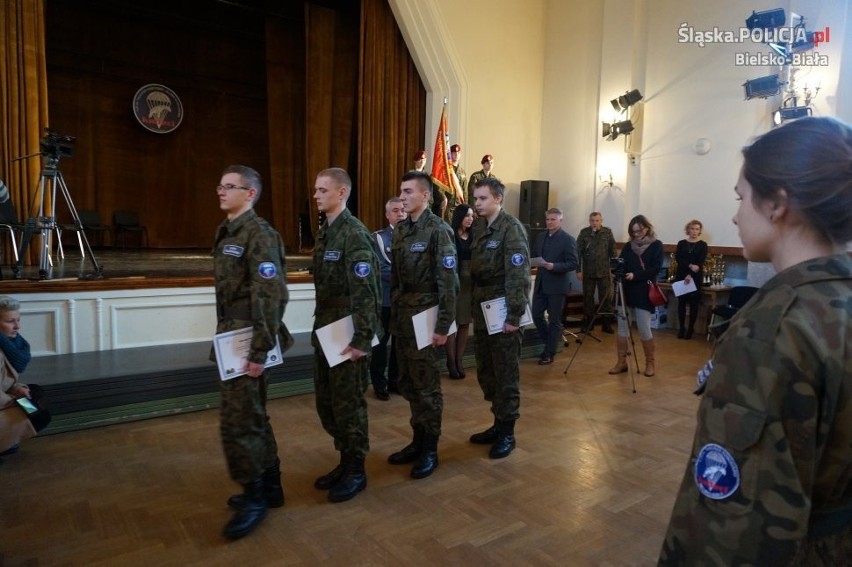 Uroczystość pasowania uczniów pierwszych klas mundurowych...