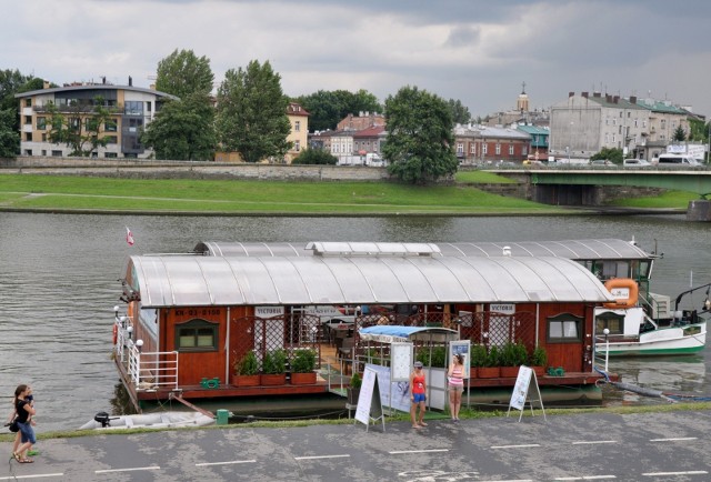 Restauracja na barce pływająca po Wiśle w Krakowie.