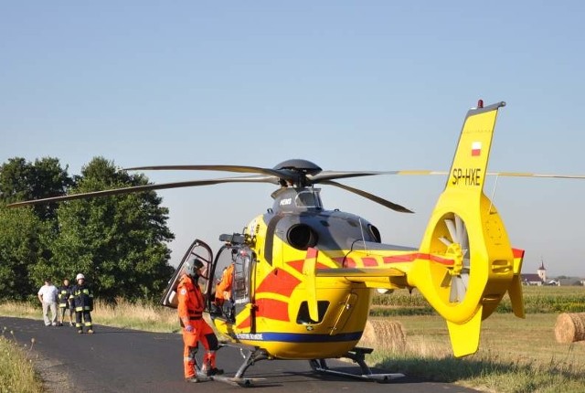 Kierowca corsy został przetransportowany helikopterem do szpitala.