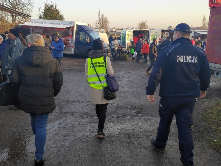 Radziejowscy policjanci kontrolowali bazar, czuwali nad pieszymi - obserwując z drona