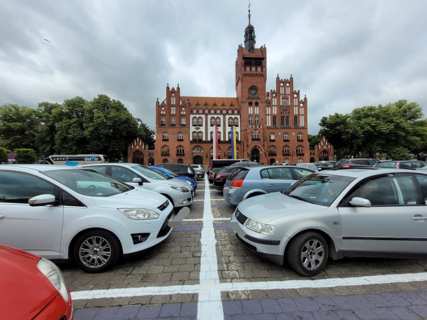 Wielka zmiana na placu przed słupskim ratuszem. W końcu przemalowano miejsca parkingowe i po latach znowu są zgodne z przepisami