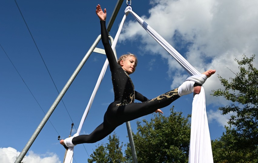 Wyjątkowa pasja 10-letniej mieszkanki Miedzianej Góry. Julia Gładysińska ćwiczy akrobatykę powietrzną i odnosi wielkie sukcesy. Zdjęcia