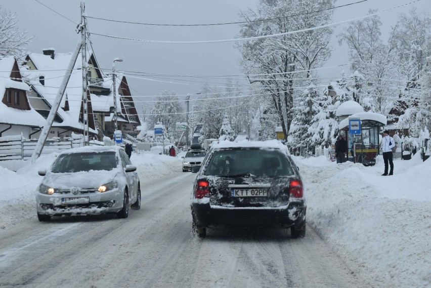 Zakopane pod śniegiem. Trudno się jeździ i chodzi. Choć te...