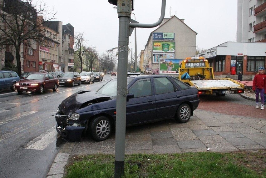 Wypadek w Opolu. Ford escort zderzył się z vw passatem na...