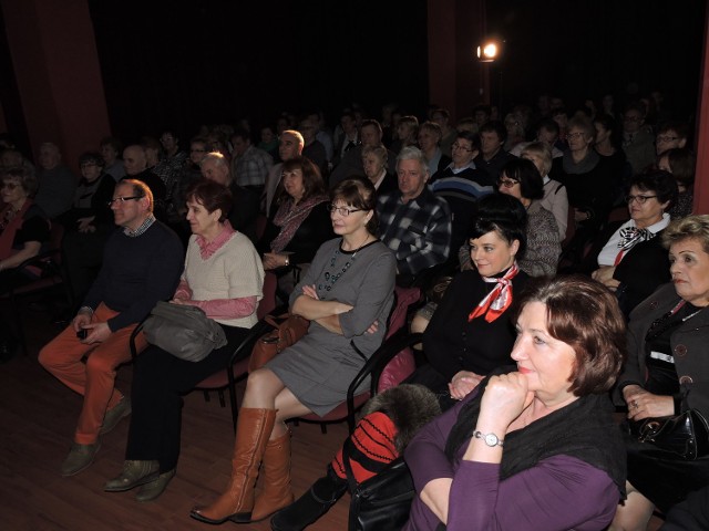 Na program satyryczny zaprosił mieszkańców Ostrołęki Uniwersytet Trzeciego Wieku. Wstęp był wolny - sala Klubu Oczko była wypełniona po brzegi.