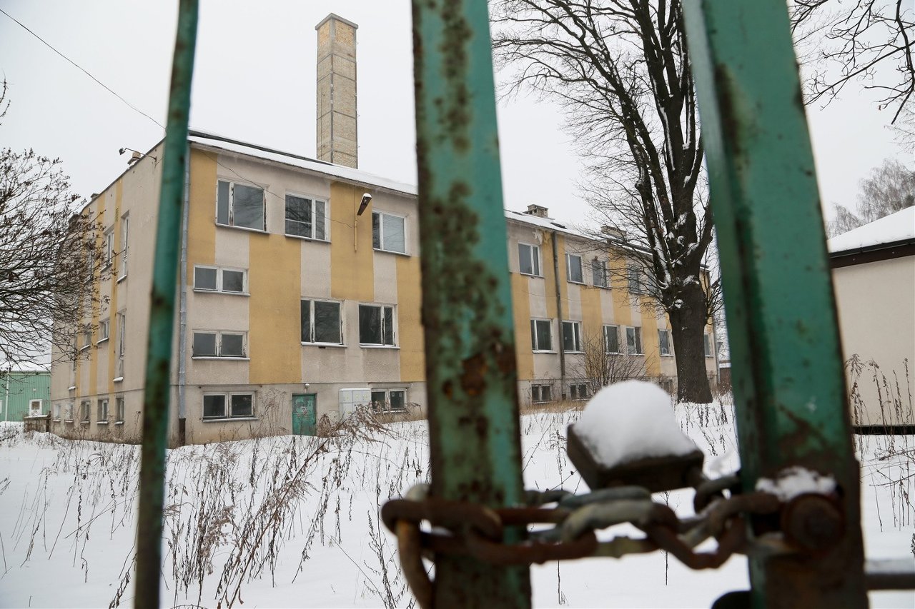 Nieruchomość przy ulicy Geodetów kupił Wiesław Pusz, były starosta powiatu. Chciał tu przenieść niektóre wydziały. Jego następca Antoni Pełkowski próbował sprzedać nieruchomość.