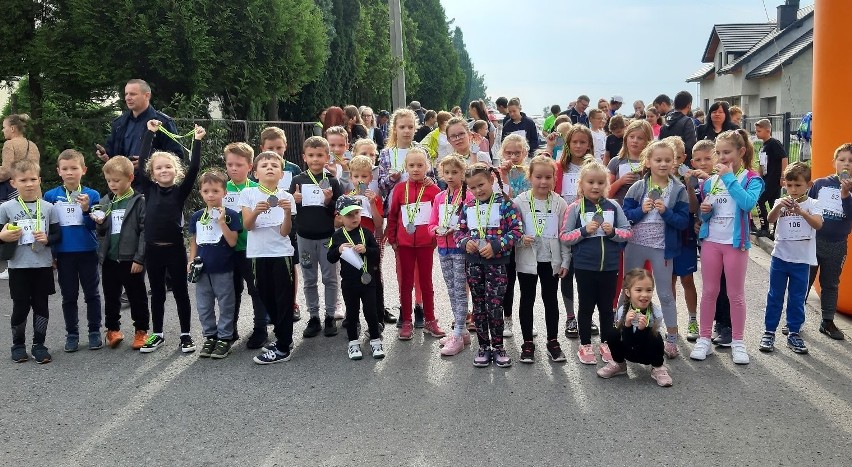 Piknik rodzinny "Policyjna Odyseja" w Przeciszowie. Szkoła Podstawowa nr 1 po raz 10 bierze udział w konkursie "Odblaskowa Szkoła" [ZDJĘCIA]