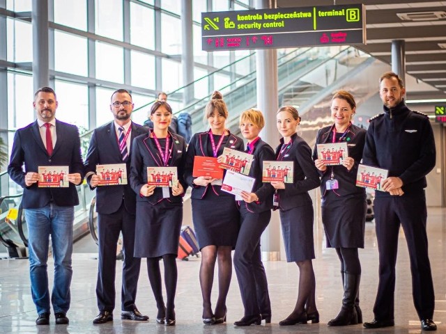 27 lutego na lotnisku w Pyrzowicach będą czekać koleżanki i koledzy Mikołaja z linii lotniczej Wizz Air oraz przedstawiciele Fundacji DKMS. Będą do dyspozycji tych, którzy zechcą się zarejestrować w bazie danych potencjalnych dawców, w Katowice Airport w piątek 27 stycznia br. pomiędzy godziną 10.00 a 17.00