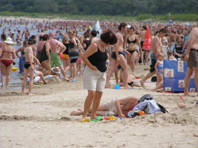 Bałtyk przyciąga głównie w lecie. Choć w tym roku aura nie rozpieszcza, to na plaży w Świnoujściu są tłumy.