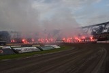 Lubuskie. Wnieśli środki pirotechniczne na derby żużlowe. Usłyszeli już zarzuty. Grozi im więzienie