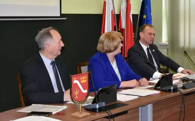 W nowej Radzie Powiatu zabraknie miejsca dla dotychczasowej przewodniczącej Barbary Gacek (w środku) i wiceprzewodniczącego Wiesława Antosa (z lewej). Mandat zdobył natomiast drugi z wiceprzewodniczących Rafał Chmiela (z prawej).