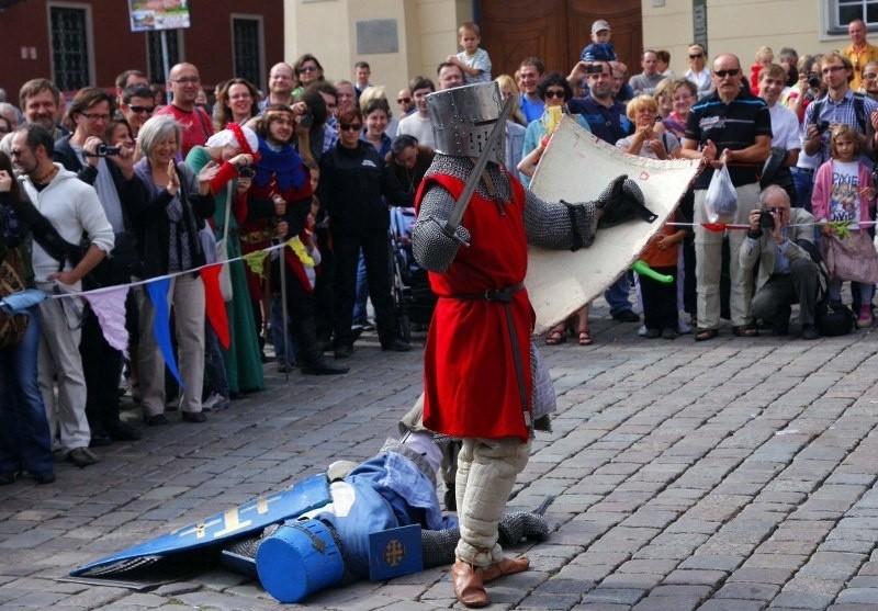 Pokazy walk rycerzy i średniowiecznych wojów były dzisiaj...