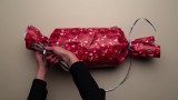 Jak zapakować trudne prezenty? Wideoinstruktaż krok po kroku