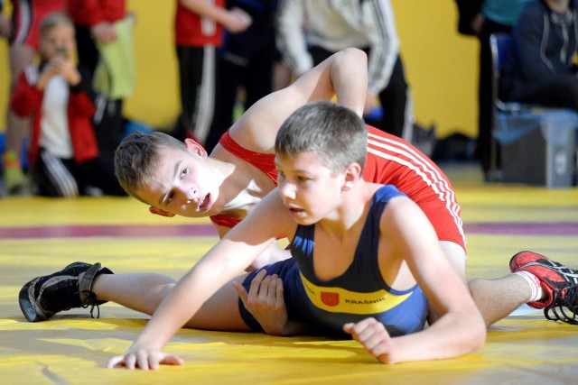 Mateusz Buczkowski (czerwony kostium) z Orła Namysłów w walce o brązowy medal z Bartłomiejem Pąkiem.