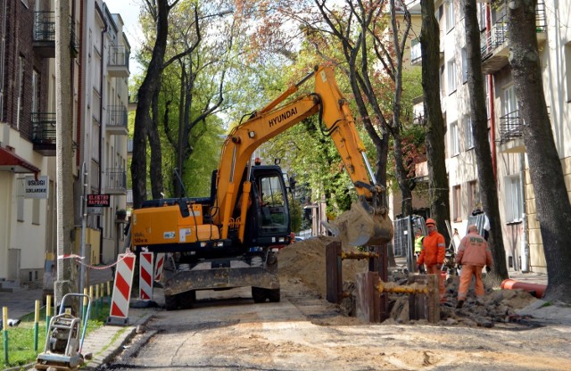 Przebudowa ul. Narutowicza, wraz z uliczkami bocznymi, obejmuje odcinek od Ochotniczej do Lipowej. Na zdj. ul. Strażacka