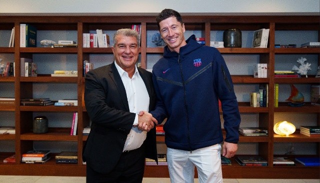 Prezes Barcelony Joan Laporta i nowy nabytek Barcy Robert Lewandowski