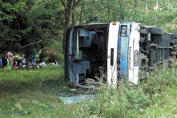 Pasażerowie autobusu nie mogli uwierzyć, że wyszli ze zderzenia cało. Firma transportowa przysłała po nich drugi autokar.