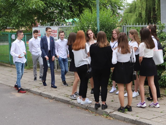 Młodzież z ósmych klas na długo przed godziną dziewiątą przyszła do szkoły, by rozpocząć egzamin - tu uczniowie z PSP numer 2 na Borkach.