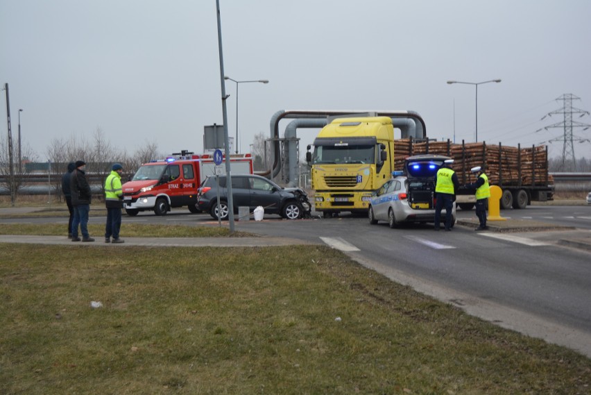 Ostrołęka. Zderzenie ciężarówki z samochodem osobowym na skrzyżowaniu ul. Kołobrzeskiej i ks. Pęksy. 4.03.2021. Utrudnienia w ruchu. Zdjęcia