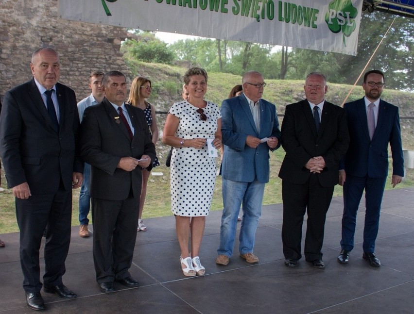 Koneccy ludowcy świętowali w Fałkowie. Nowi członkowie otrzymali legitymacje, zasłużeni– odznaczenia