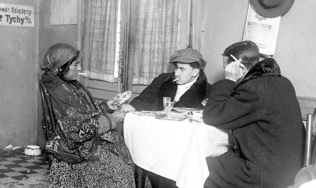 Cyganka wróżąca z kart klientom. Restauracja przy ulicy Belwederskiej w Warszawie (1927 r.)
