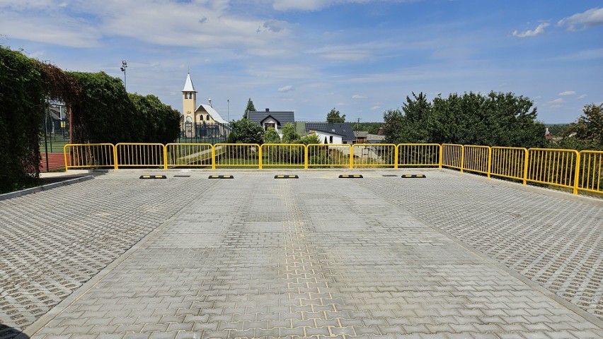 Parking przy szkole w Rzepinie w gminie Pawłów już jest gotowy. Będzie służył też jako plac apelowy. Zobacz zdjęcia