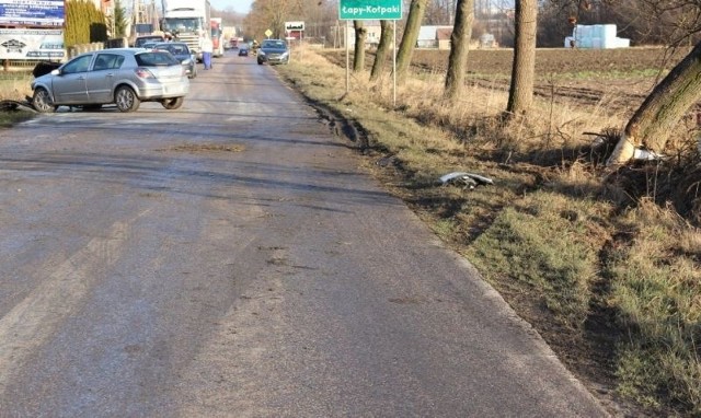 Kierowca był trzeźwy. Szczegółowe przyczyny i okoliczności wypadku ustalają policjanci z Komisariatu Policji w Łapach.