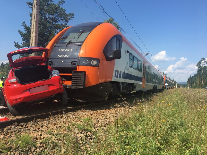 Wypadek w Szaflarach. Pociąg osobowy zderzył się z samochodem, 18-latka zdająca egzamin zmarła w szpitalu