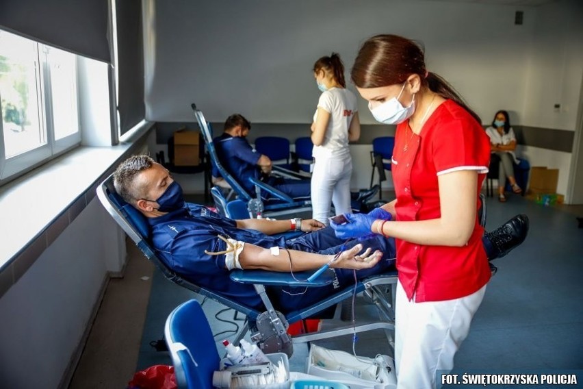 Świętokrzyscy policjanci oddawali krew dla kolegi potrzebującego pomocy (ZDJĘCIA) 