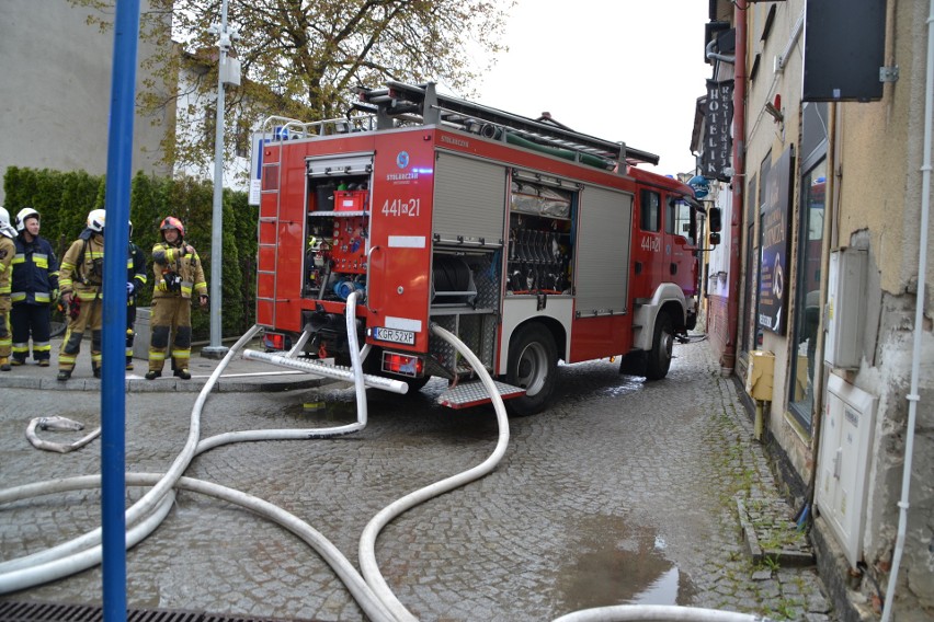 Kilkudziesięciu strażaków bierze udział w akcji gaśniczej kamienicy przy ul. Wąskiej w Gorlicach. Działa tam restauracja, hotel i muzeum