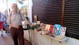 Poznań: Sprzedaje książki na rynku Jeżyckim, by wygrać walkę z rakiem