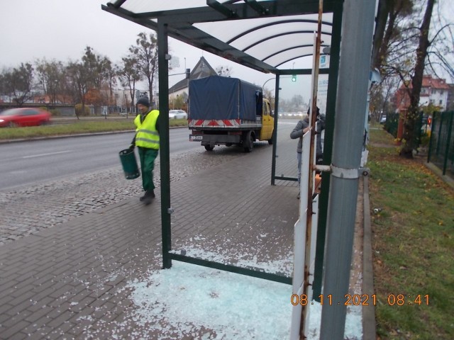 Na zdjęciu - Zdewastowany przystanek autobusowy przy ulicy św. Antoniego