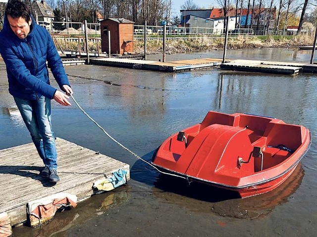 Adam Wencewicz tuż przy pomoście, do którego przybijają rowery wodne, małe żaglówki. Dziś poziom wody jest tak niski, że można tu jedynie dojść