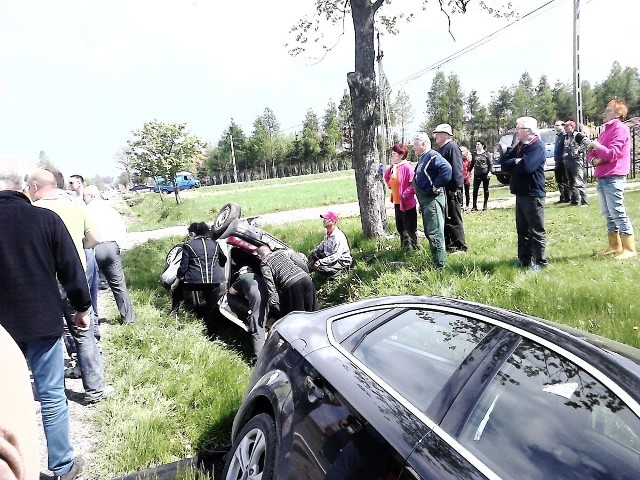 Podczas akcji ratunkowej na miejscu poniedziałkowego wypadku w Lechowie w powiecie kieleckim.