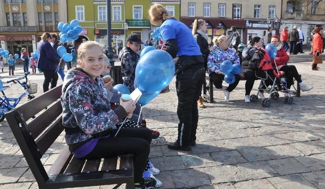 Elementem uświadamiania o autyzmie są happeningi,  które  stowarzyszenie „Niebieski Klucz” organizuje w Świeciu.