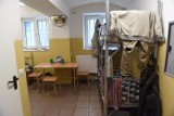 Więźniowie za kratkami: jak żyją? Tak wyglądają polskie więzienia od środka