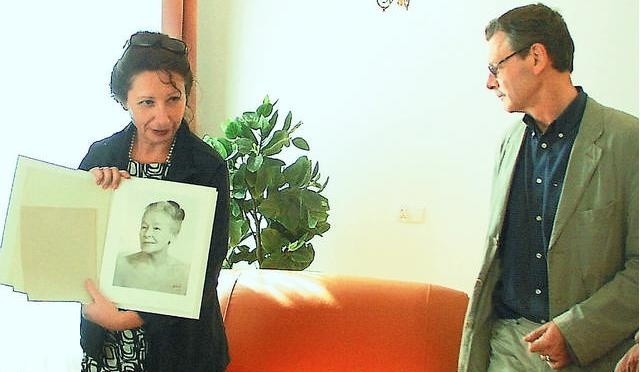 Żona konsula Szwecji w Gdańsku - Magdalena Pramfelt - prezentuje jeden z dokumentów potwierdzający  doktorat Apolonii  Gertrudy Załuskiej