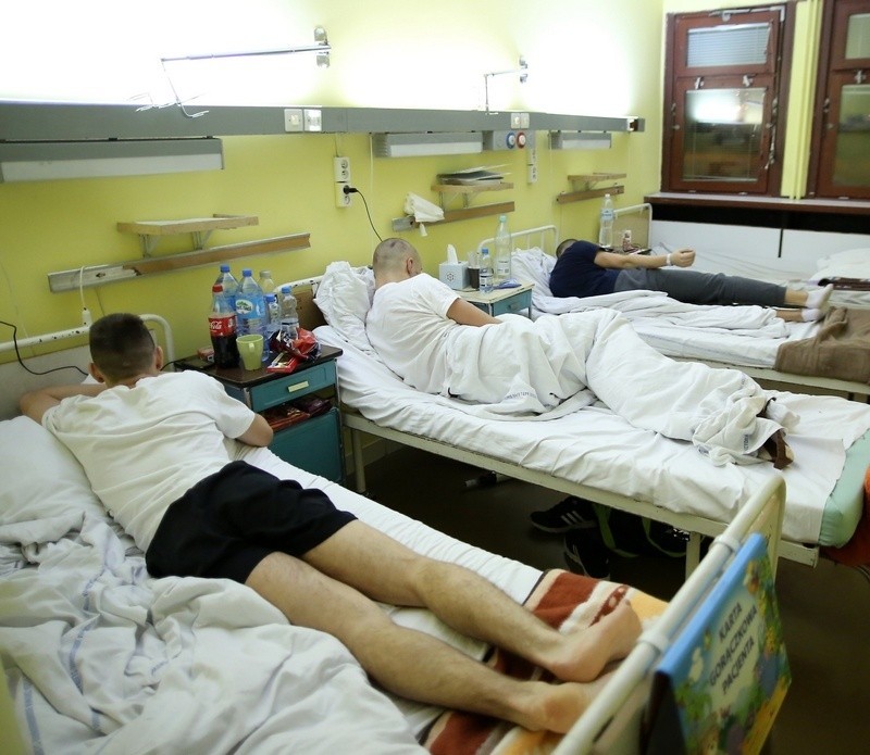 Pobici chłopcy przebywają na oddziale chirurgicznym ICZMP.