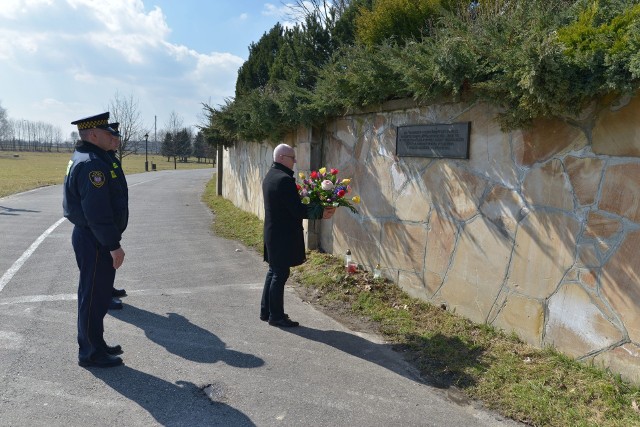 Marek Bronkowski burmistrz Sandomierza w asyście funkcjonariuszy Straży Miejskiej złożył wiązankę kwiatów przed pomnikiem Świętego Jana Pawła II .