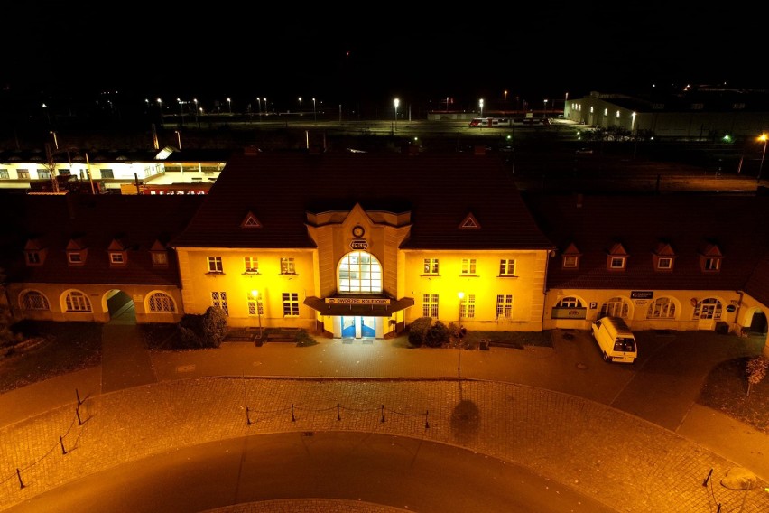 Dworzec kolejowy w Zbąszynku nocą.