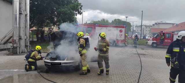 Strażacy walczyli m.in. z ogniem, działali też przy kraksie