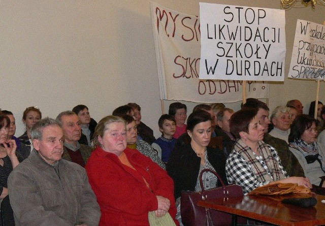 Mieszkańcy Durdów i Knapów protestują przeciwko zamiarowi likwidacji szkół.