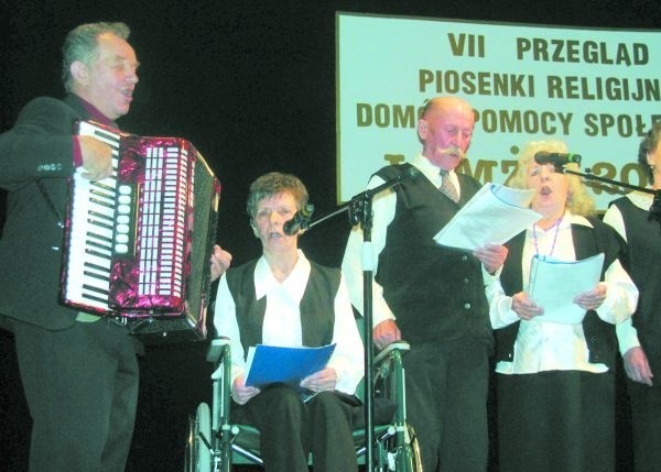 Zespół z Domu Pomocy Społecznej w Suwałkach wzbudził ogromny entuzjazm łomżyńskiej publiczności