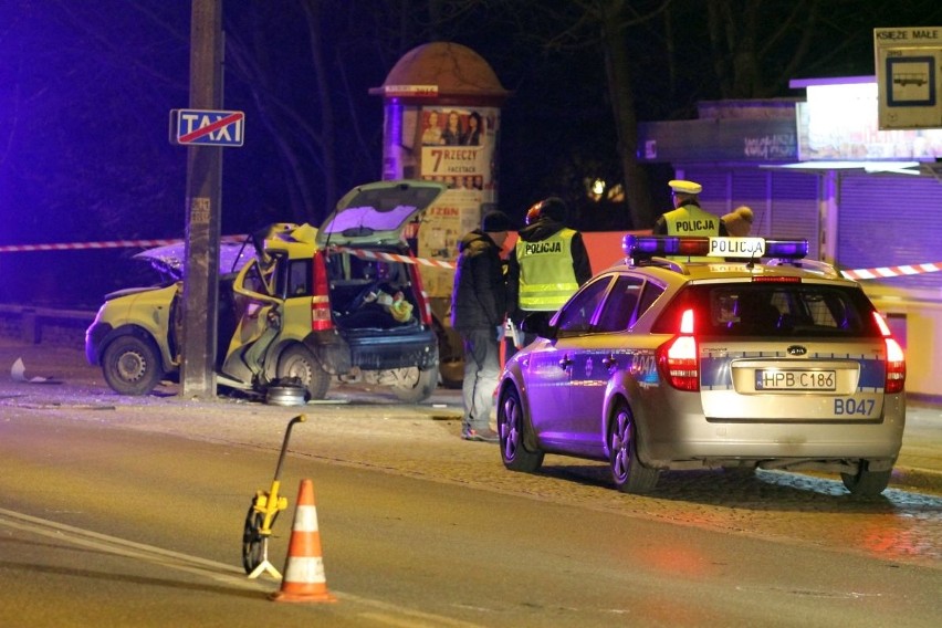 Śmiertelny wypadek na Opolskiej. Fiat wbił się w latarnię